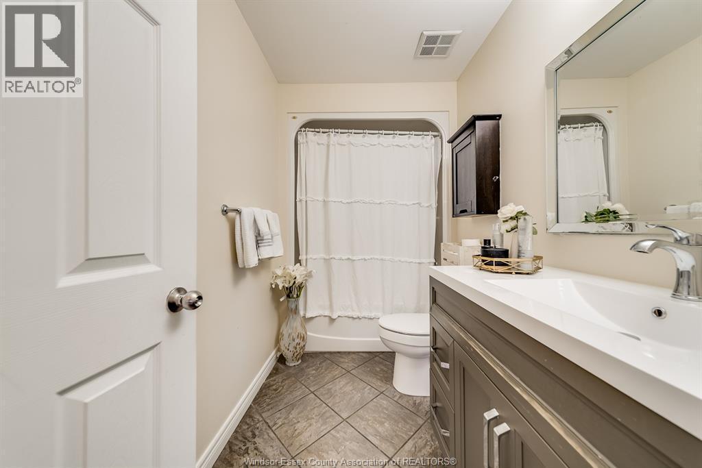 1174 Clover, Windsor, ON - Indoor Photo Showing Bathroom