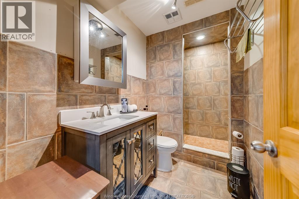 1174 Clover, Windsor, ON - Indoor Photo Showing Bathroom