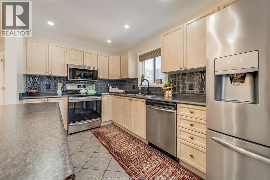 1174 Clover, Windsor, ON - Indoor Photo Showing Kitchen