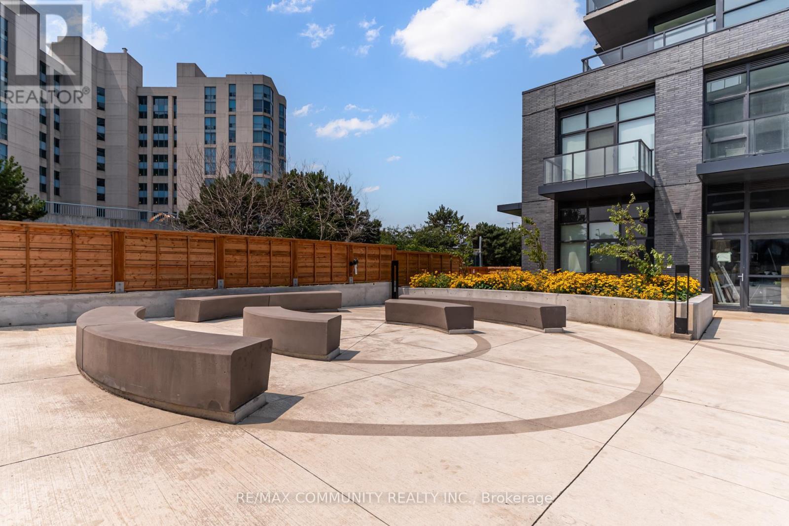 190 - 1608 Charles Street, Whitby, ON - Outdoor