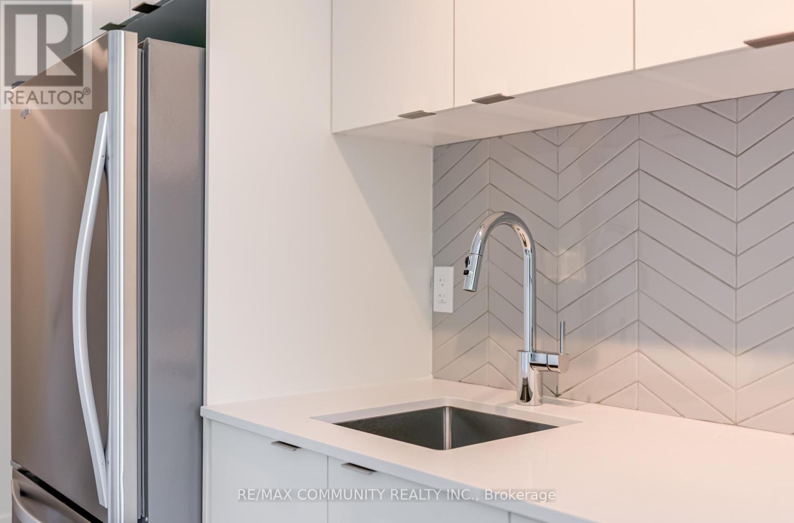 190 - 1608 Charles Street, Whitby, ON - Indoor Photo Showing Kitchen