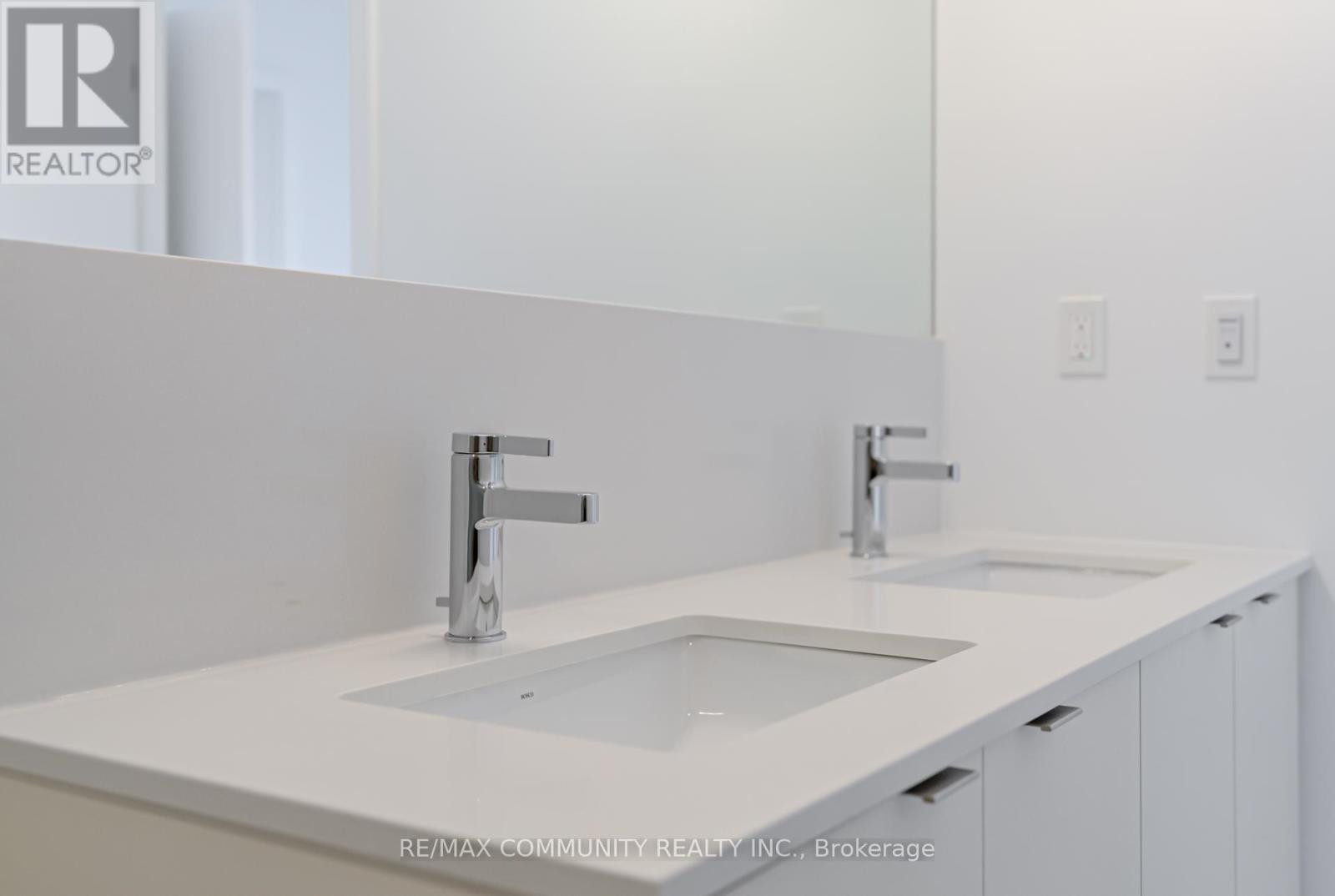 190 - 1608 Charles Street, Whitby, ON - Indoor Photo Showing Bathroom