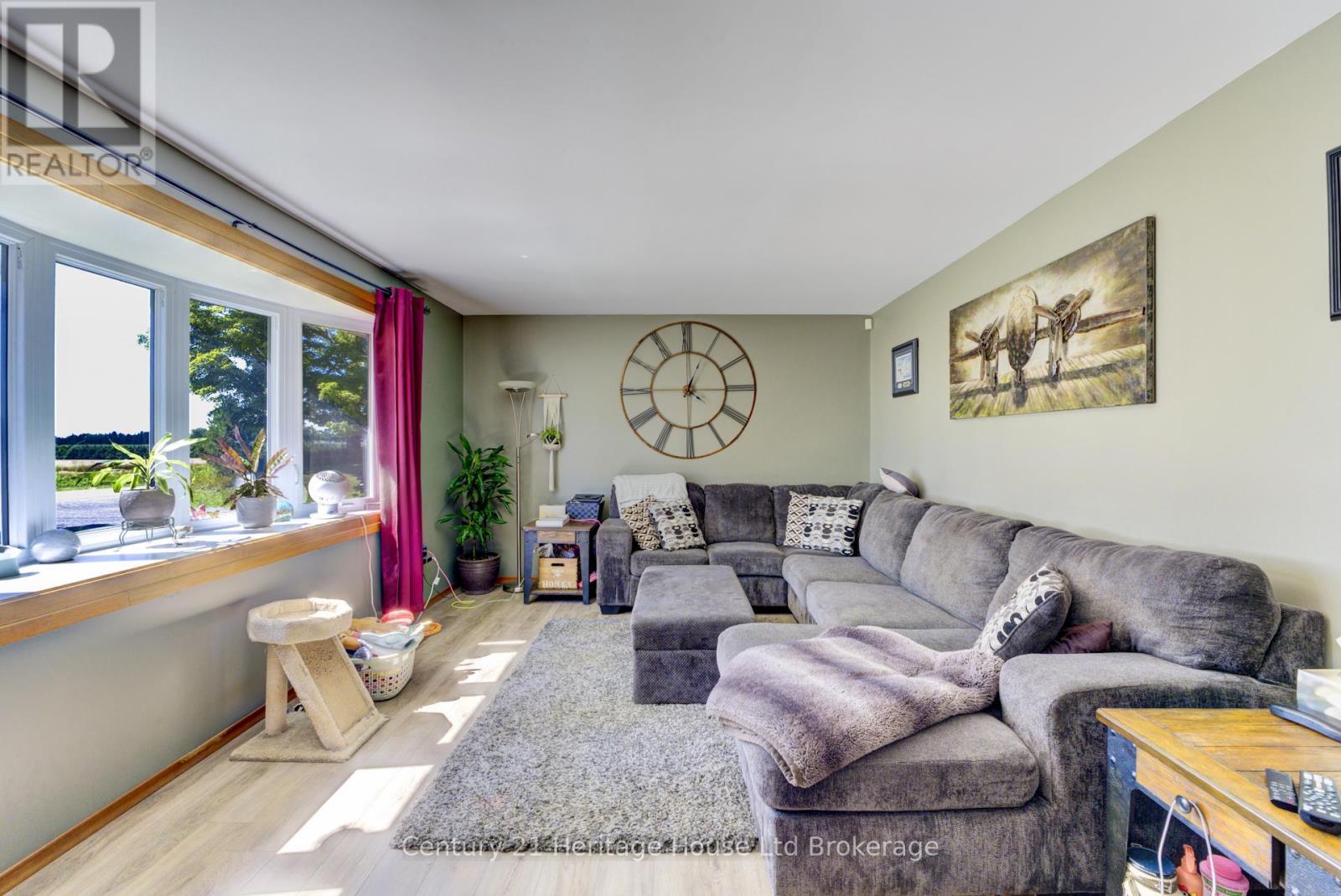3208 Pigram Line, South-West Oxford, ON - Indoor Photo Showing Living Room