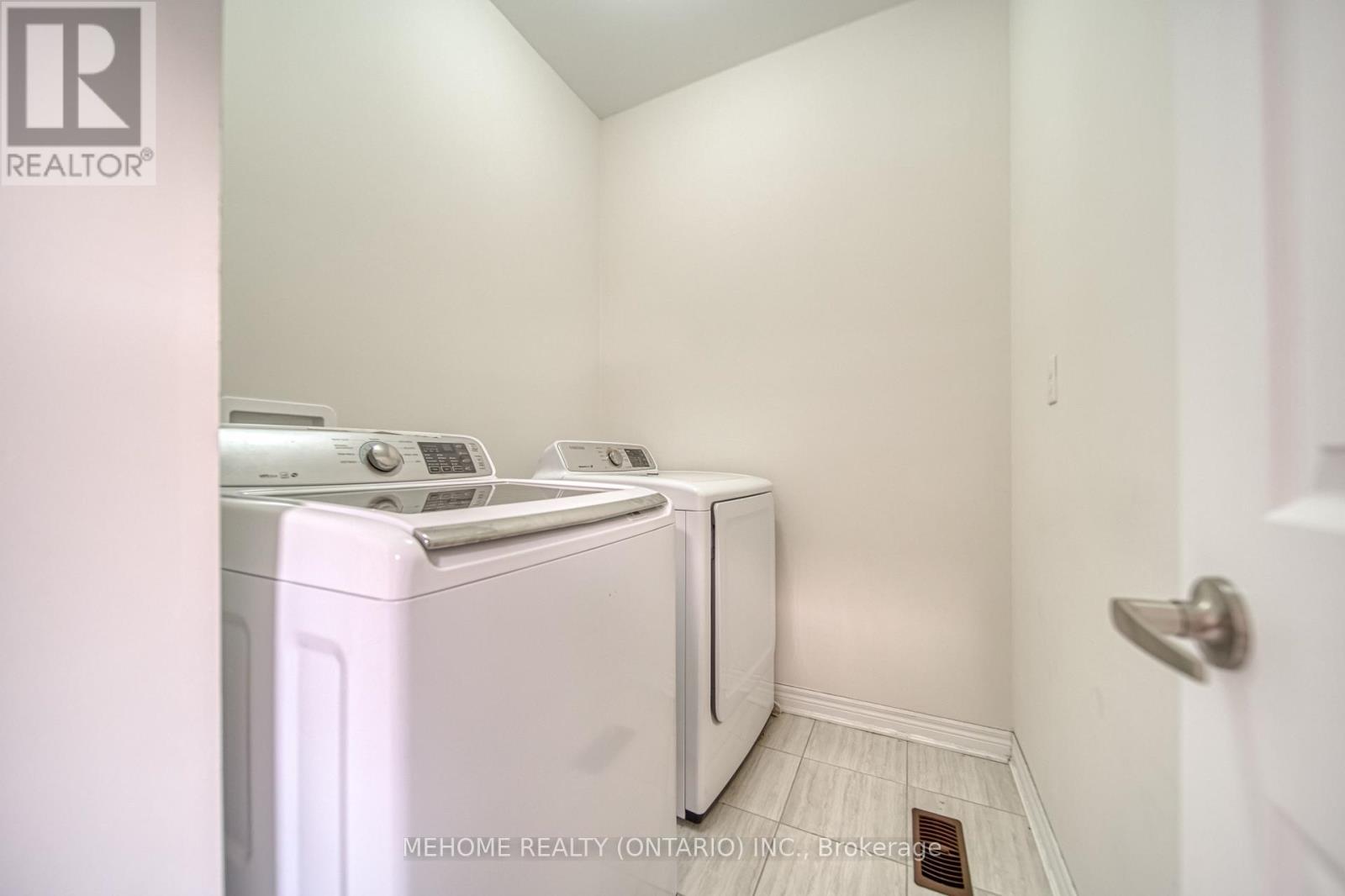 13 Titan Trail, Markham, ON - Indoor Photo Showing Laundry Room