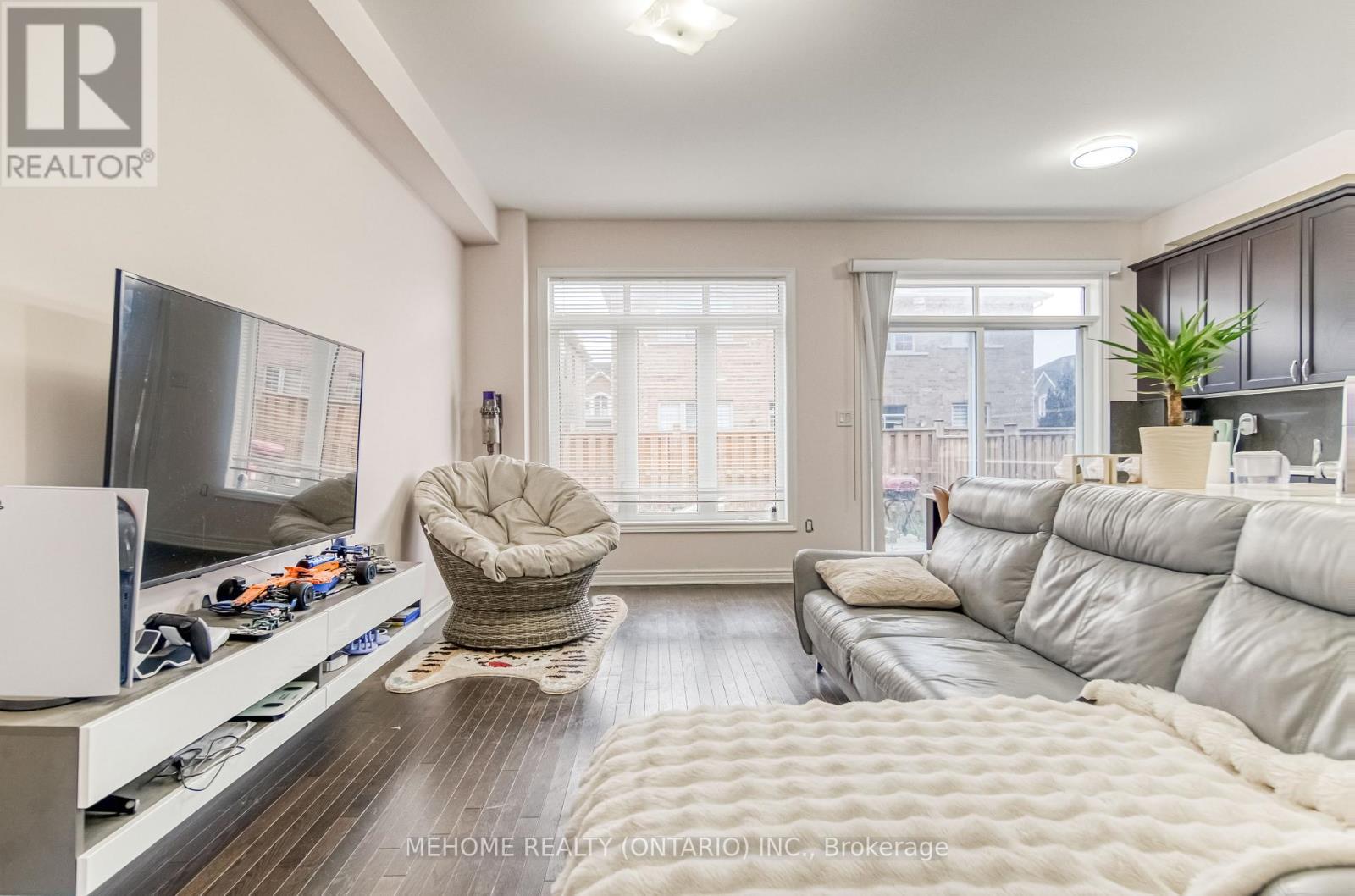 13 Titan Trail, Markham, ON - Indoor Photo Showing Living Room