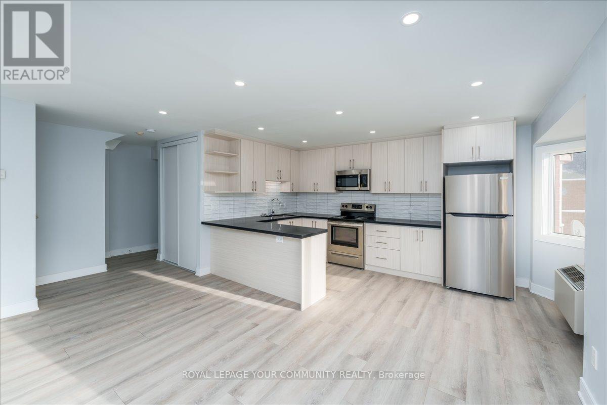217 - 21028 Dalton Road, Georgina, ON - Indoor Photo Showing Kitchen