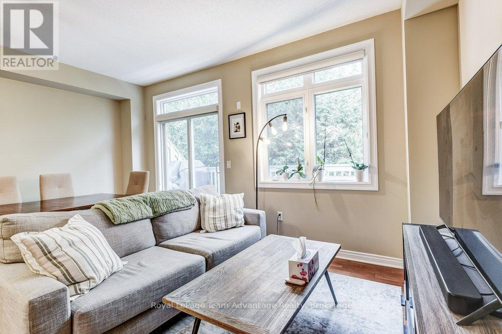 929 Creekfront Way, Newmarket (Gorham-College Manor), ON - Indoor Photo Showing Living Room