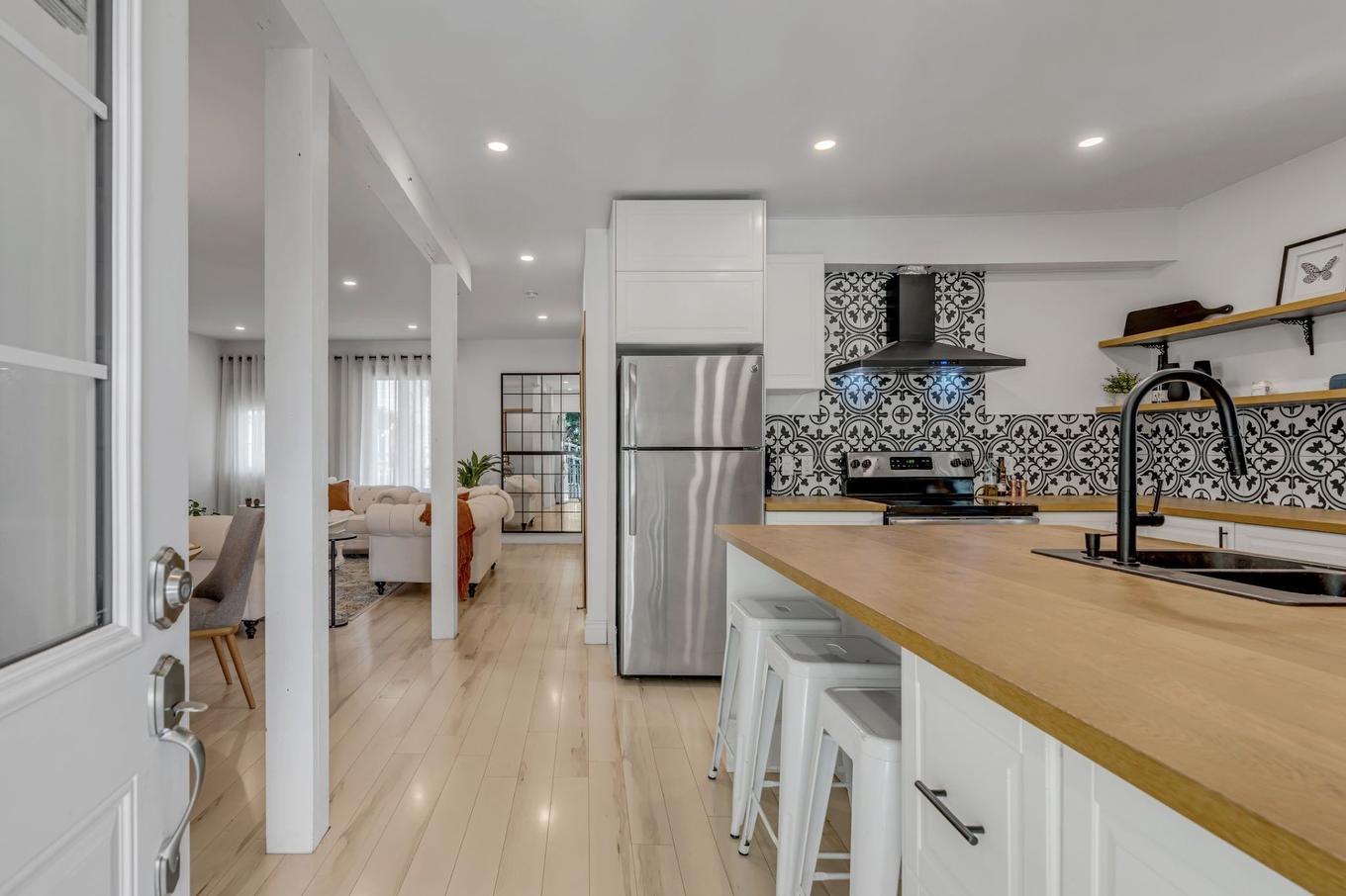 Hall d'entrée/Vestibule - 30 Rue St-Raphaël, Québec (Beauport), QC - Indoor Photo Showing Kitchen With Double Sink