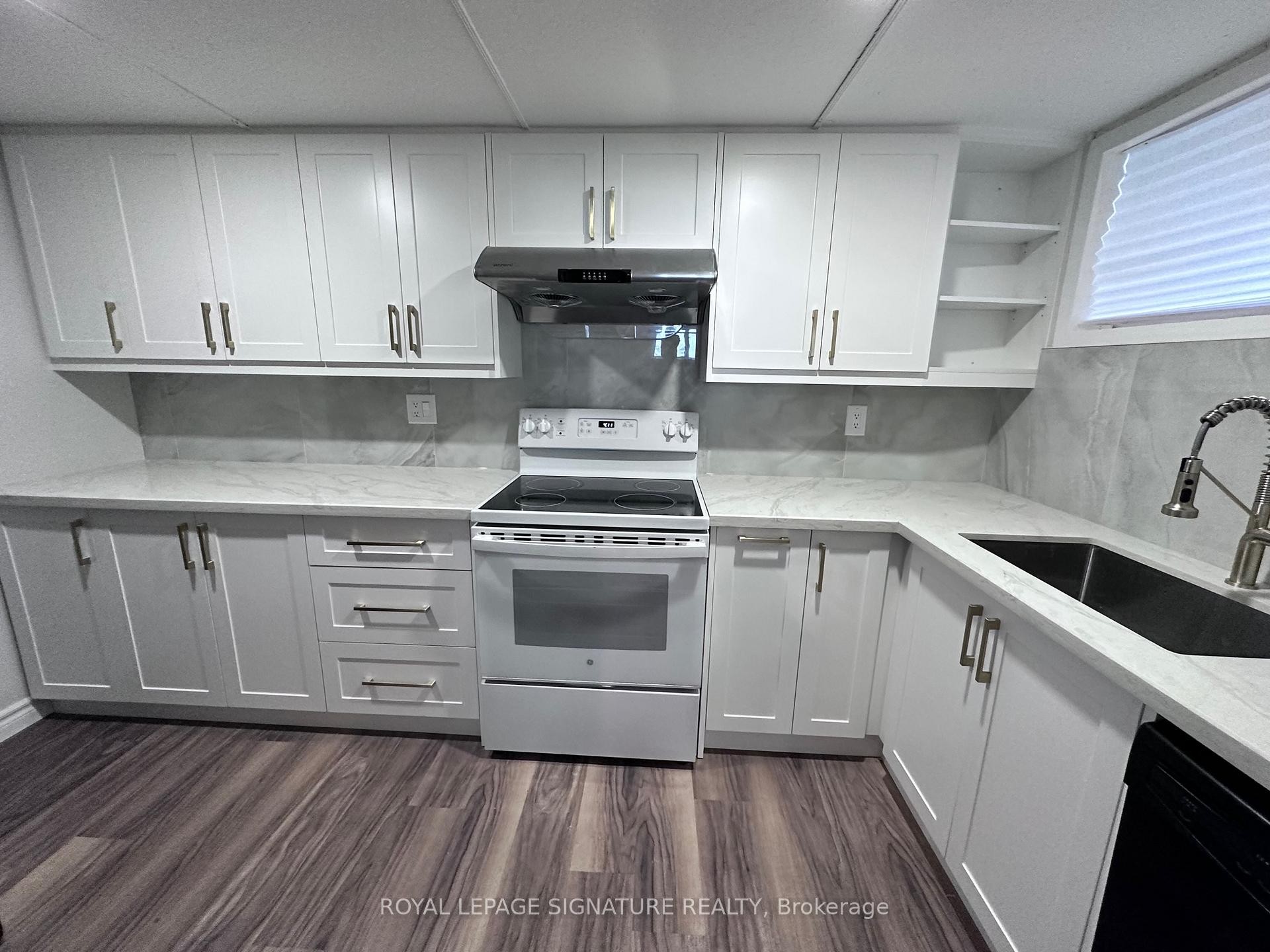 Lower-55 Munson Crescent, Toronto, ON - Indoor Photo Showing Kitchen
