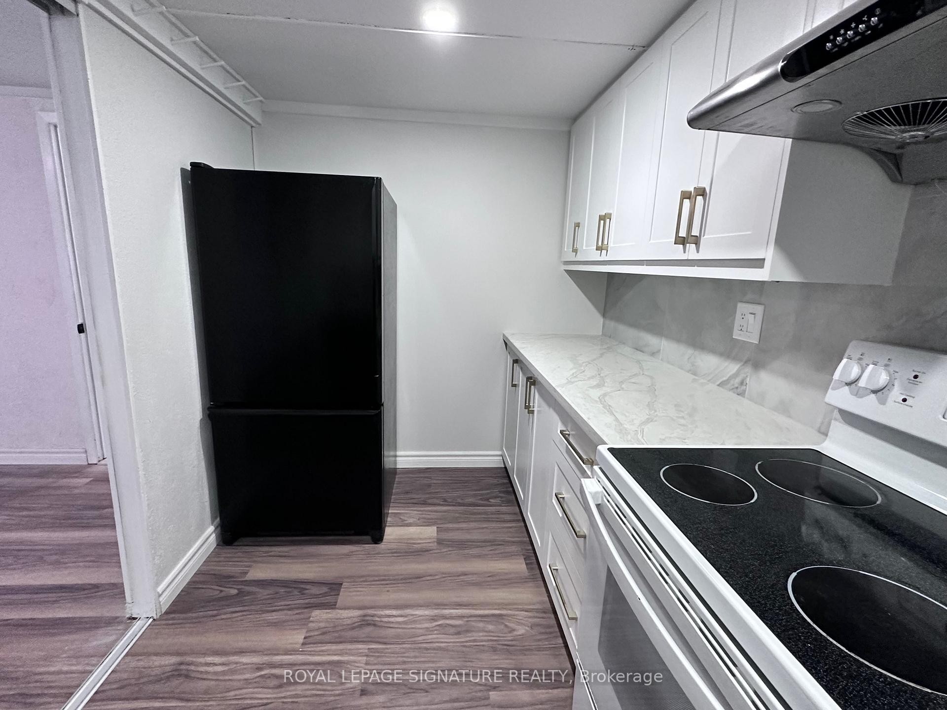 Lower-55 Munson Crescent, Toronto, ON - Indoor Photo Showing Kitchen