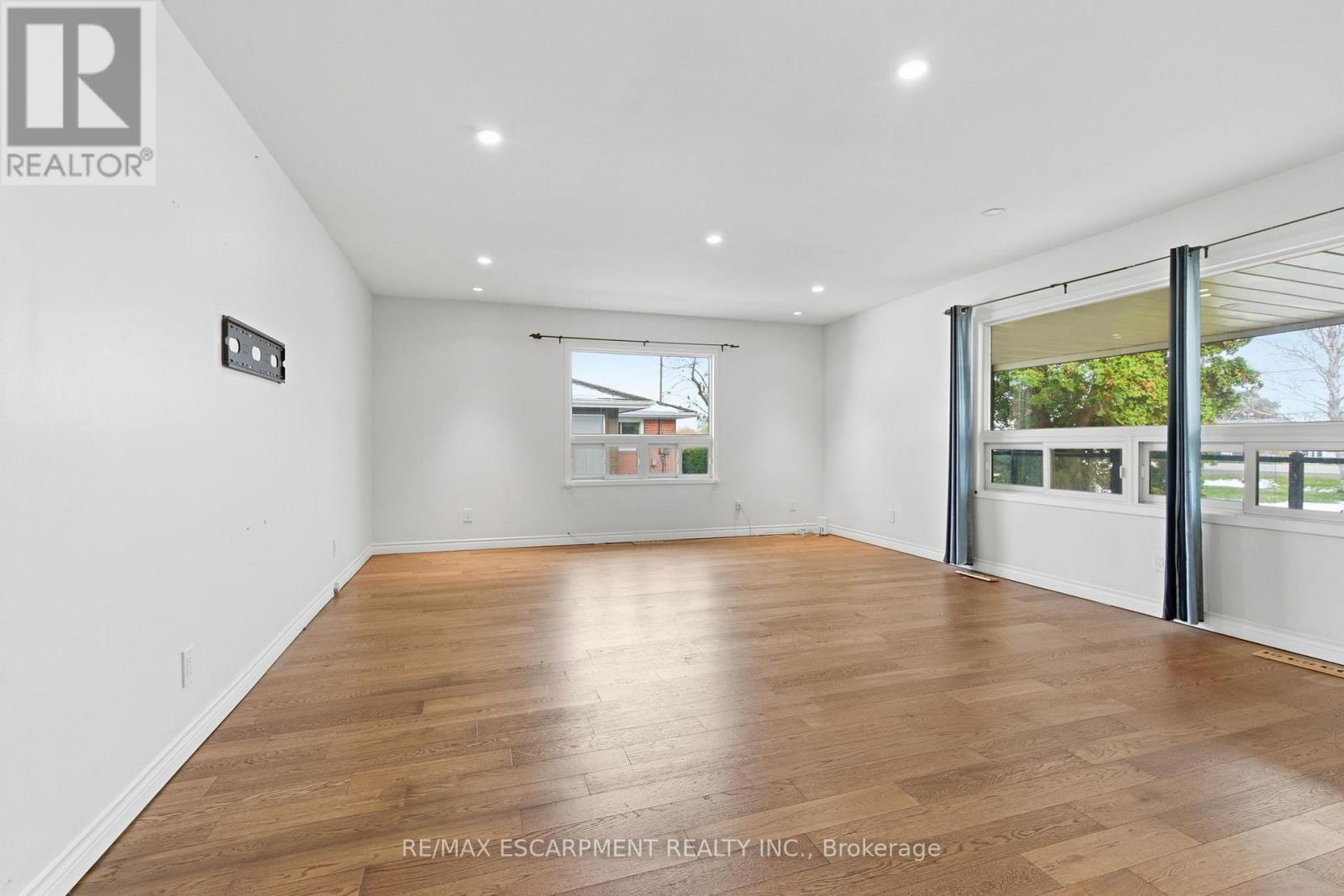 797 Highway 6, Haldimand, ON - Indoor Photo Showing Living Room