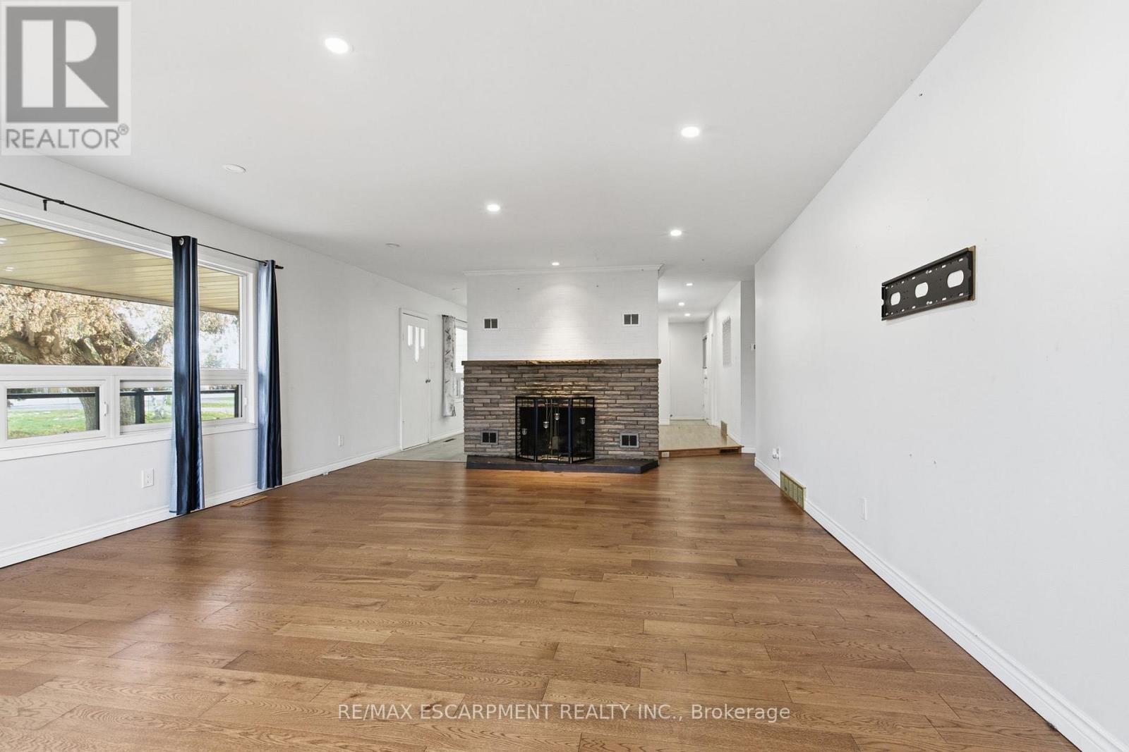 797 Highway 6, Haldimand, ON - Indoor Photo Showing Living Room With Fireplace