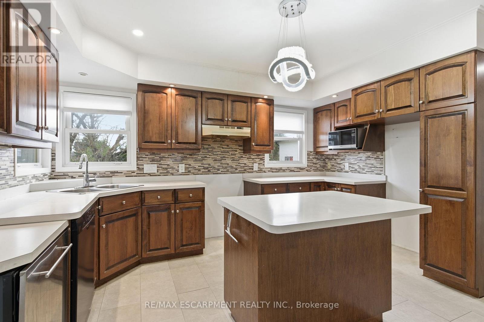 797 Highway 6, Haldimand, ON - Indoor Photo Showing Kitchen With Double Sink