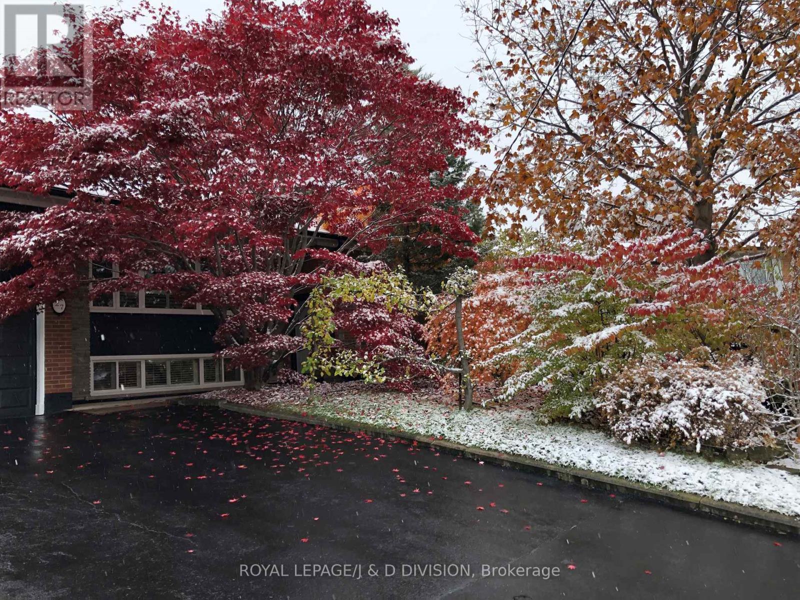 27 Paramount Court, Toronto, ON - Outdoor