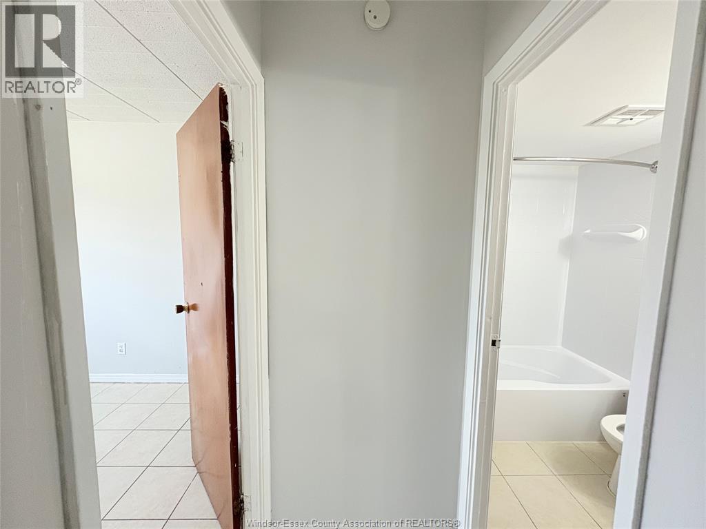 892 Campbell Unit# 1,2 Or 6, Windsor, ON - Indoor Photo Showing Bathroom