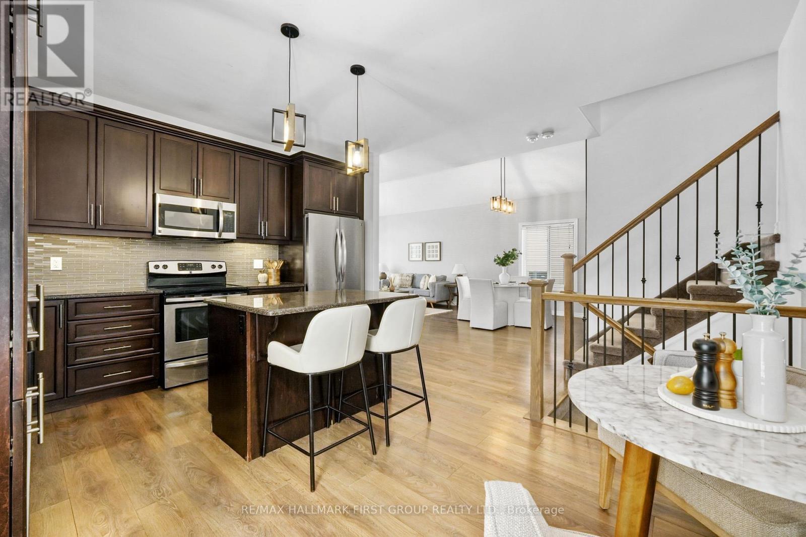 10 Walnut Crescent, Belleville, ON - Indoor Photo Showing Kitchen With Upgraded Kitchen