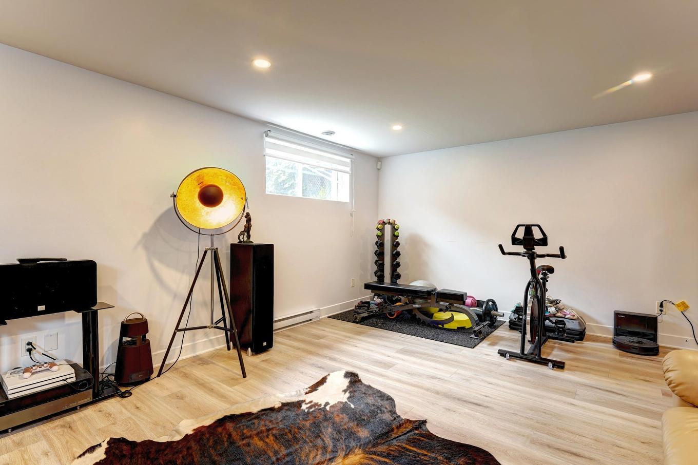 Salle familiale - 615 4E Avenue, Laval (Fabreville), QC - Indoor Photo Showing Gym Room
