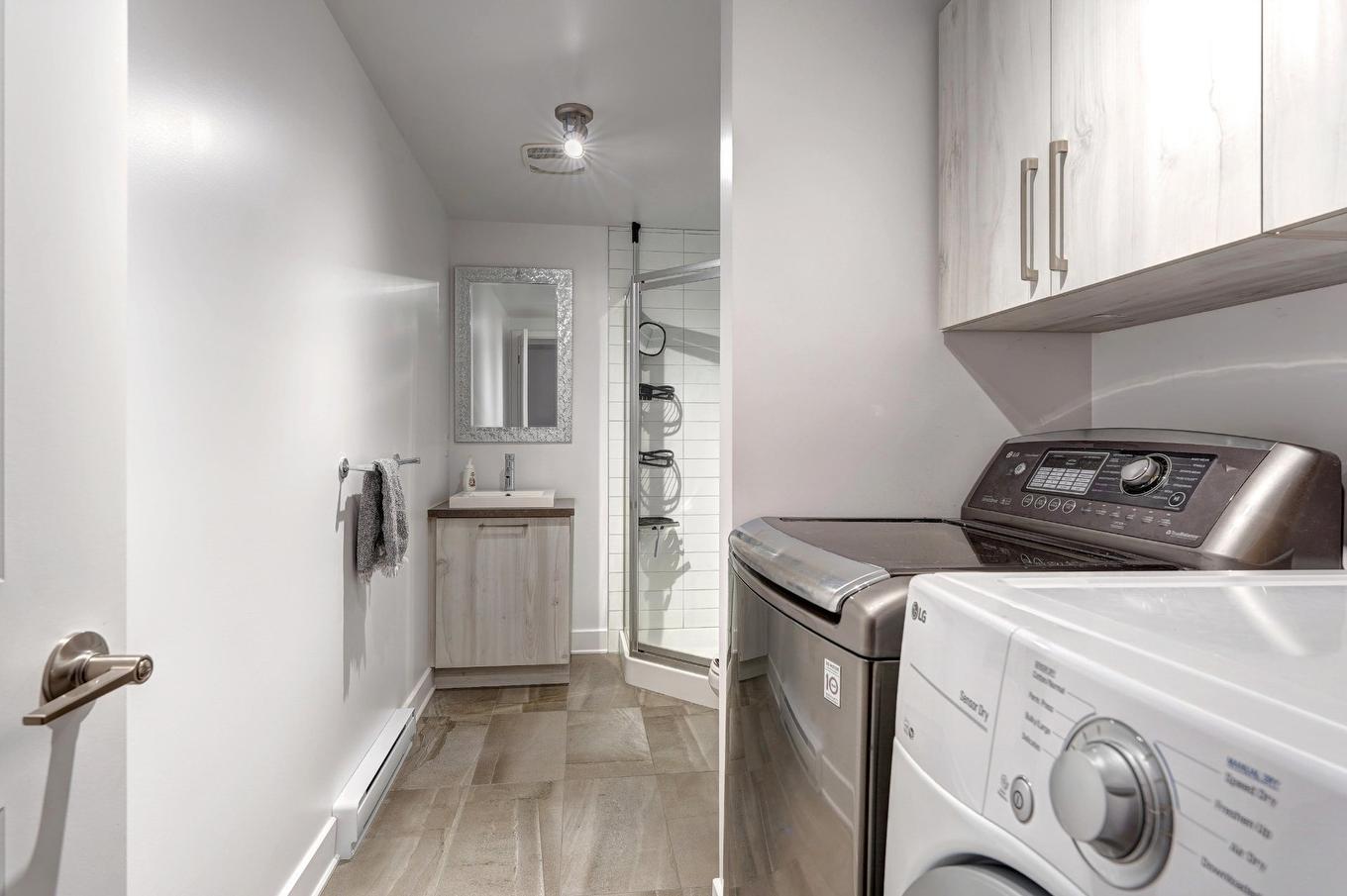 Salle de bains - 615 4E Avenue, Laval (Fabreville), QC - Indoor Photo Showing Laundry Room