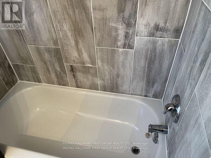 Upper - 26 Whiting Avenue, Oshawa, ON - Indoor Photo Showing Bathroom