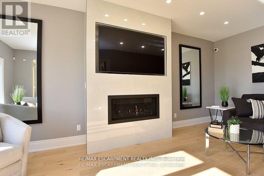 796 Highway 6, Haldimand, ON - Indoor Photo Showing Living Room With Fireplace