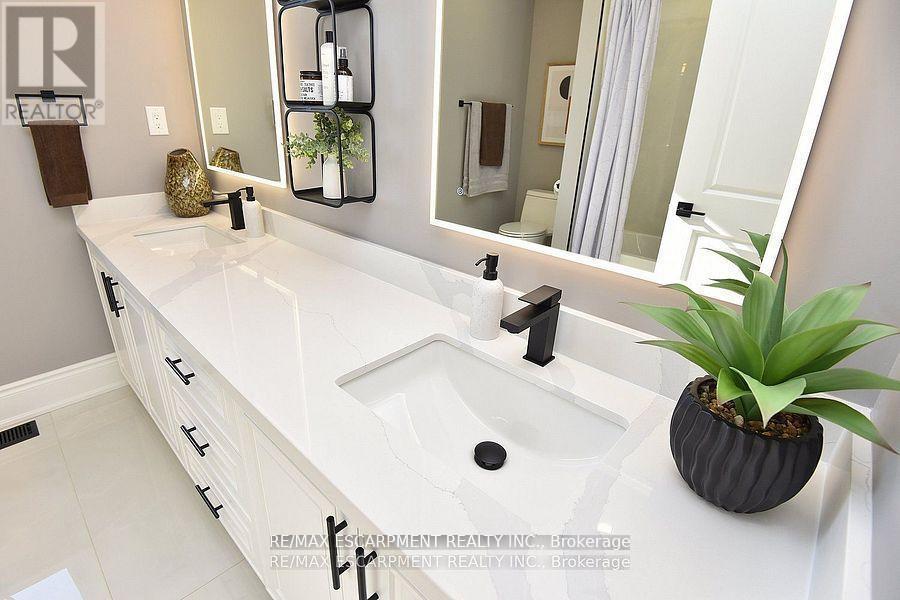 796 Highway 6, Haldimand, ON - Indoor Photo Showing Bathroom
