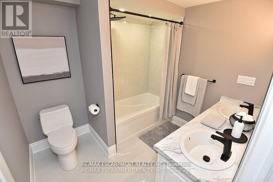 796 Highway 6, Haldimand, ON - Indoor Photo Showing Bathroom