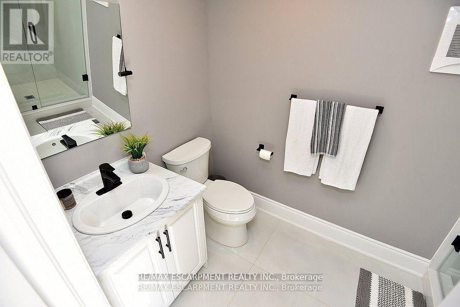 796 Highway 6, Haldimand, ON - Indoor Photo Showing Bathroom