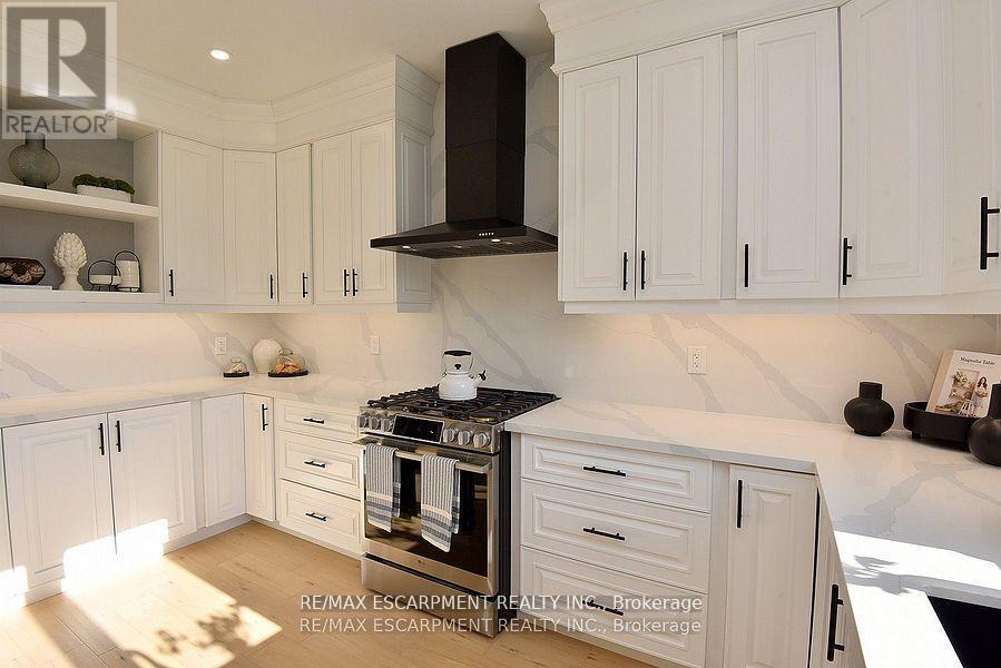 796 Highway 6, Haldimand, ON - Indoor Photo Showing Kitchen