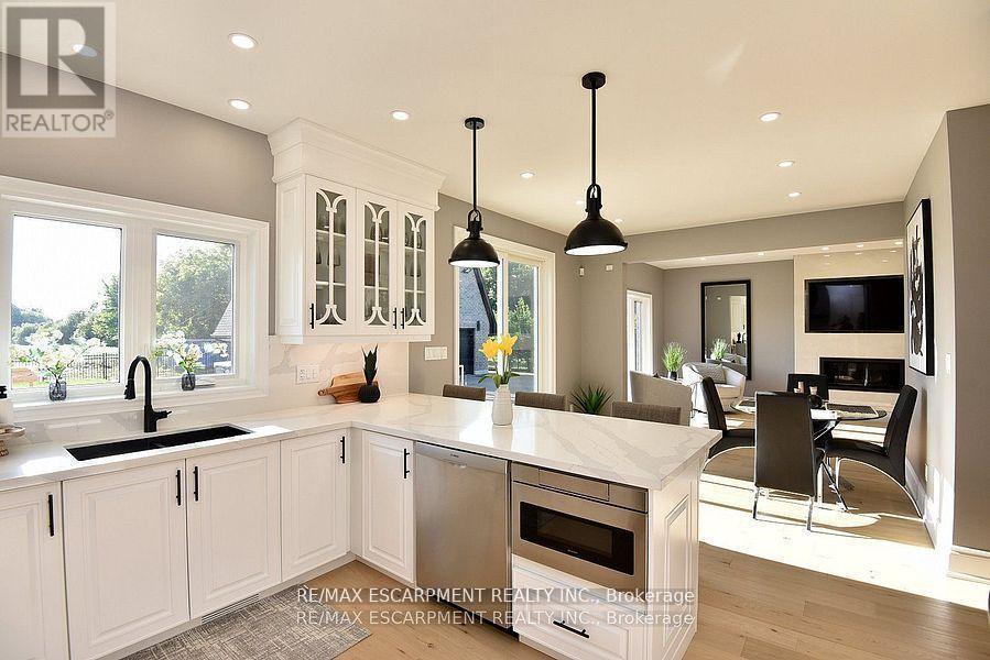 796 Highway 6, Haldimand, ON - Indoor Photo Showing Kitchen With Double Sink With Upgraded Kitchen