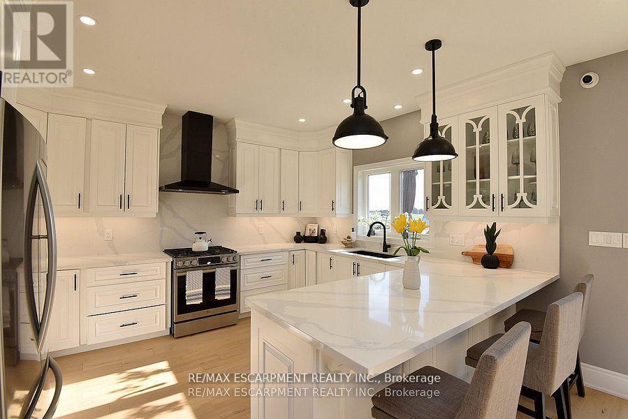 796 Highway 6, Haldimand, ON - Indoor Photo Showing Kitchen With Upgraded Kitchen