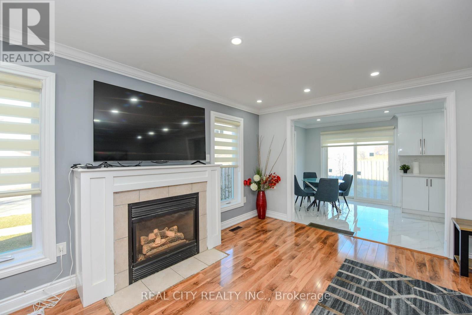 7020 Black Walnut Trail, Mississauga, ON - Indoor Photo Showing Living Room With Fireplace