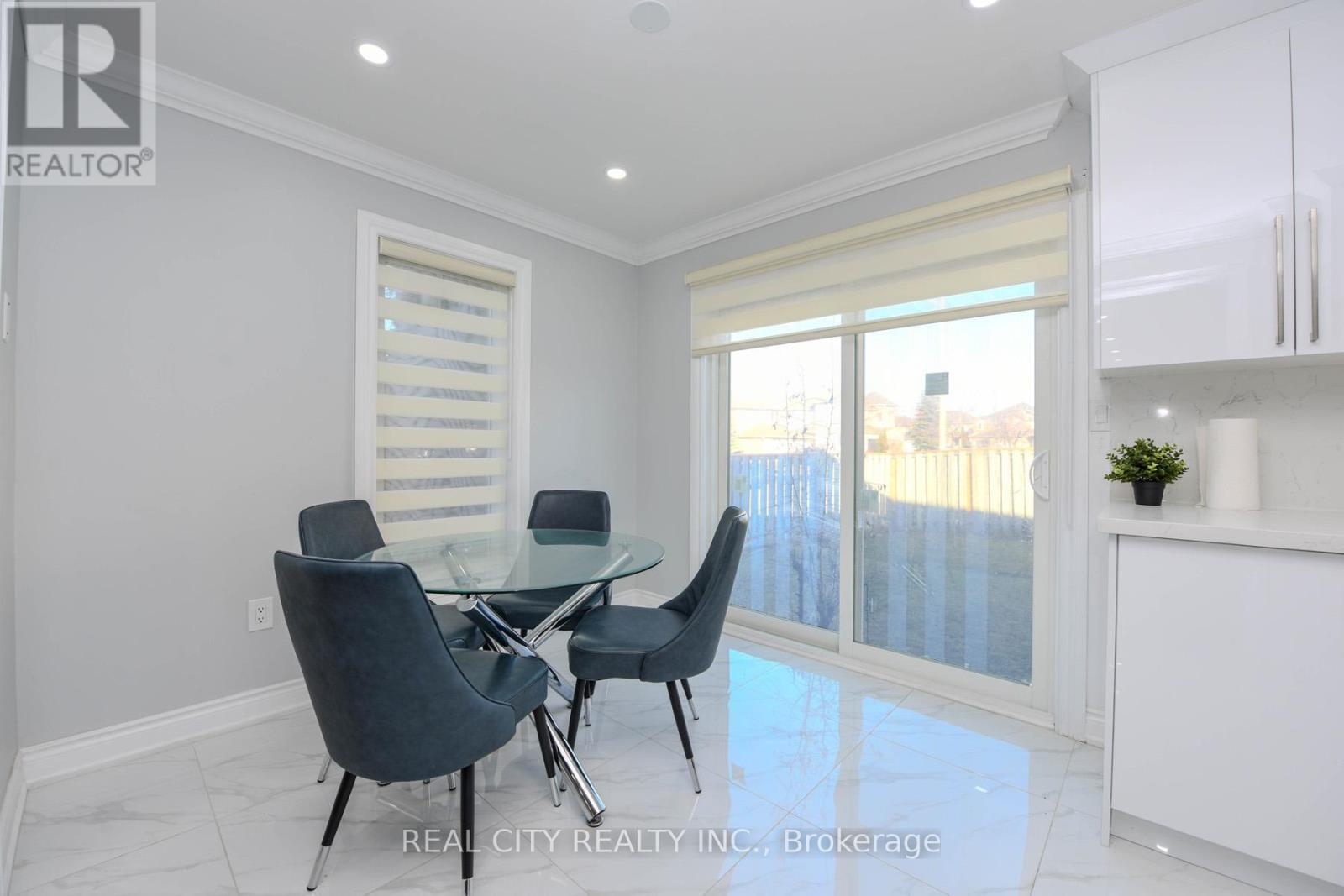 7020 Black Walnut Trail, Mississauga, ON - Indoor Photo Showing Dining Room