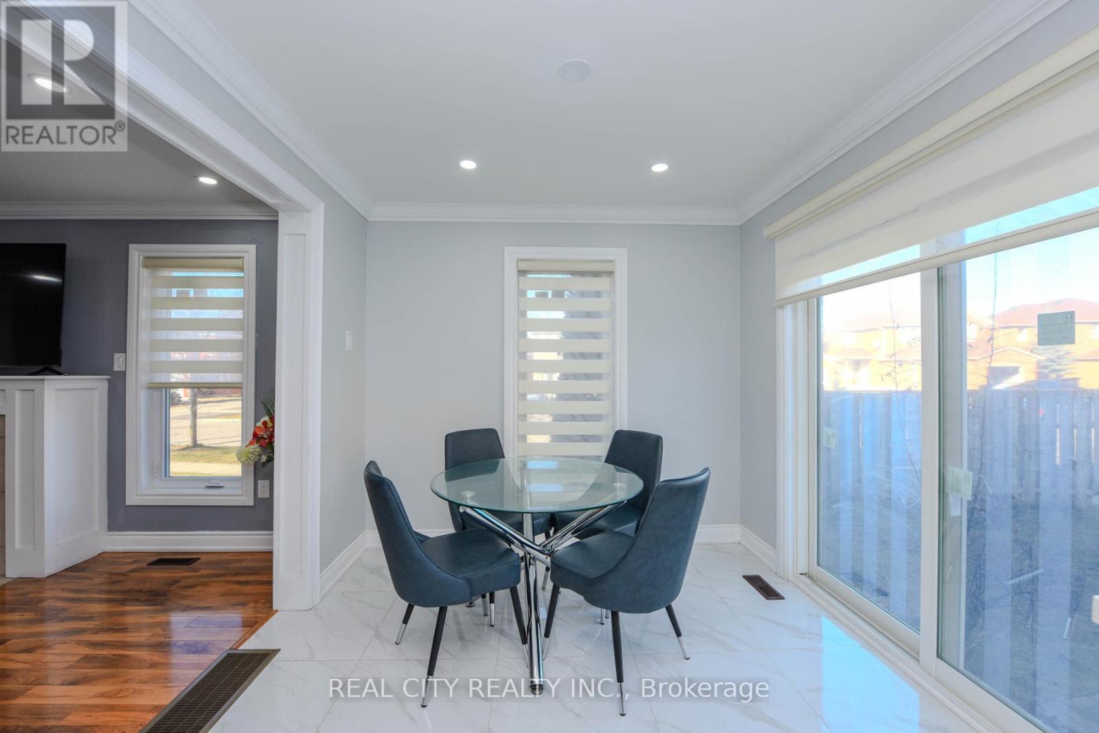 7020 Black Walnut Trail, Mississauga, ON - Indoor Photo Showing Dining Room