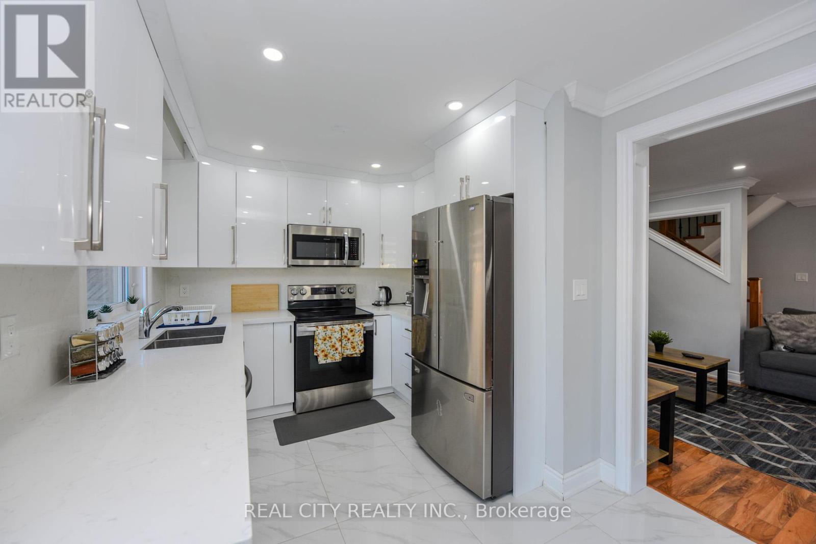7020 Black Walnut Trail, Mississauga, ON - Indoor Photo Showing Kitchen With Double Sink