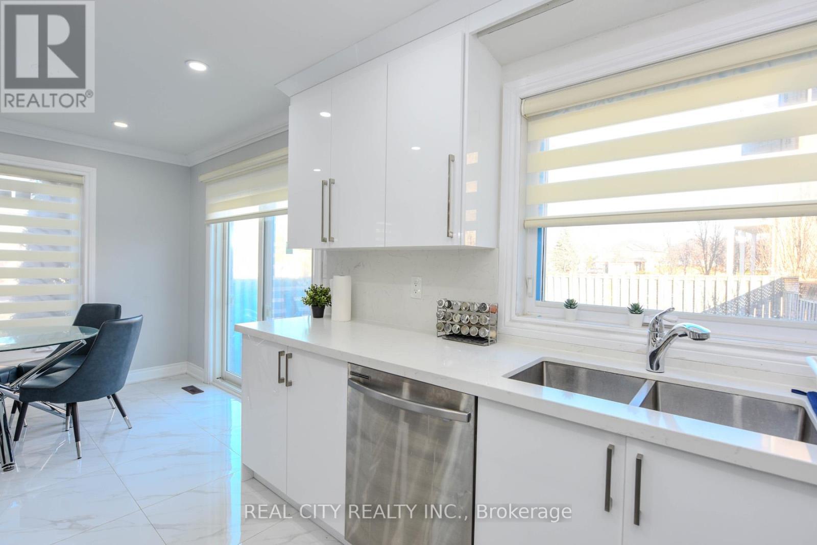7020 Black Walnut Trail, Mississauga, ON - Indoor Photo Showing Kitchen With Double Sink