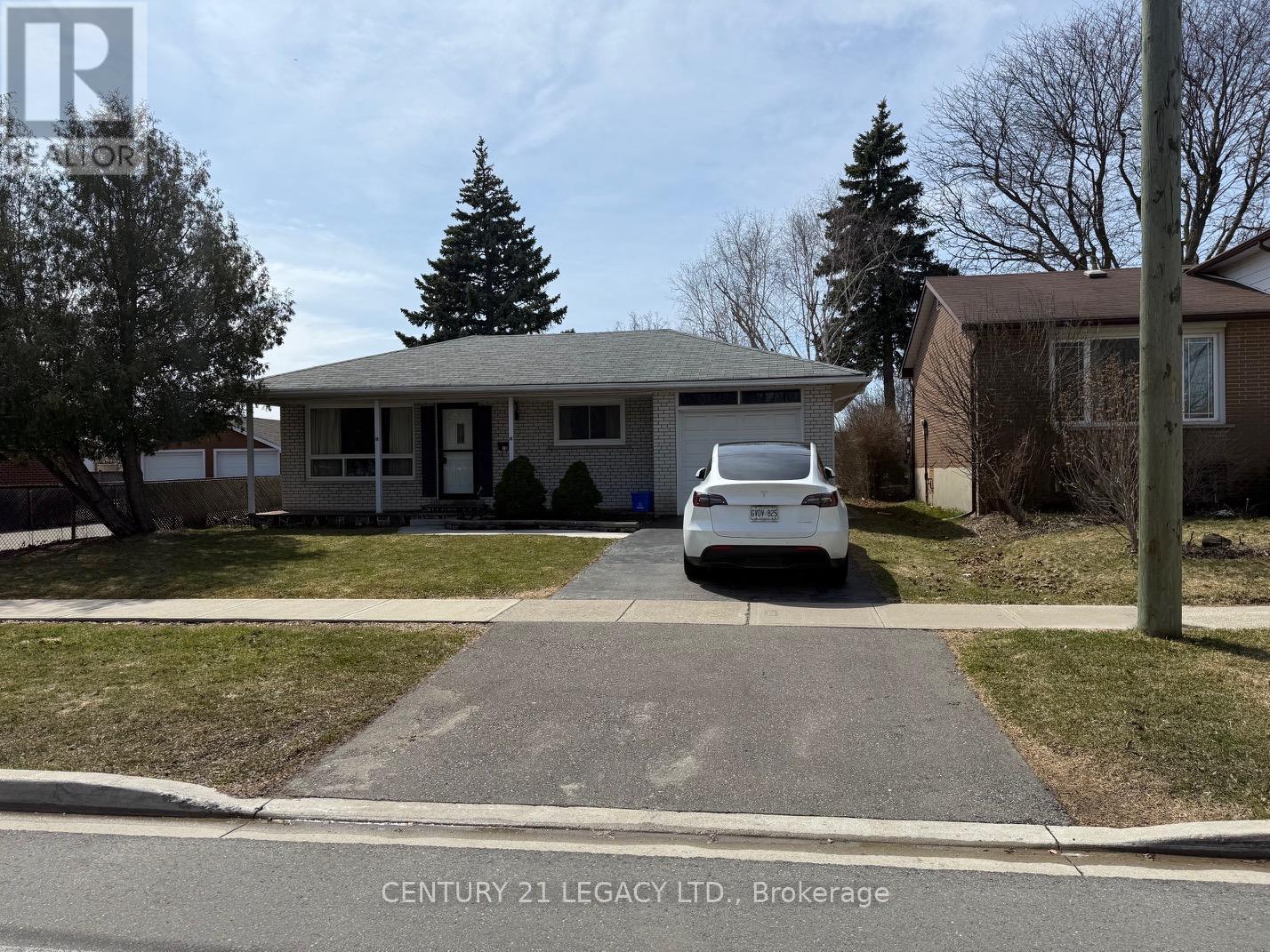 (Upper) - 18 Harper Road, Brampton, ON - Outdoor With Facade