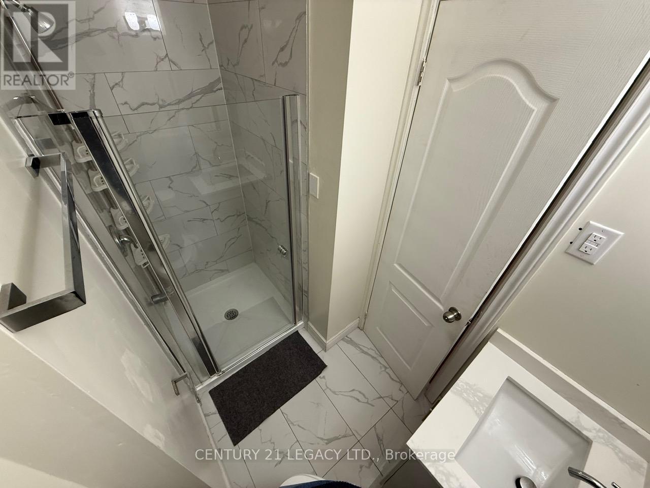 (Upper) - 18 Harper Road, Brampton, ON - Indoor Photo Showing Bathroom