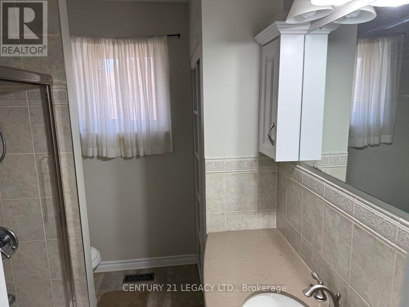 (Upper) - 18 Harper Road, Brampton, ON - Indoor Photo Showing Bathroom