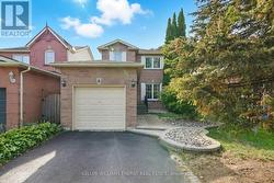 8 INGLIS AVENUE Clarington (Courtice), ON L1E 2A8