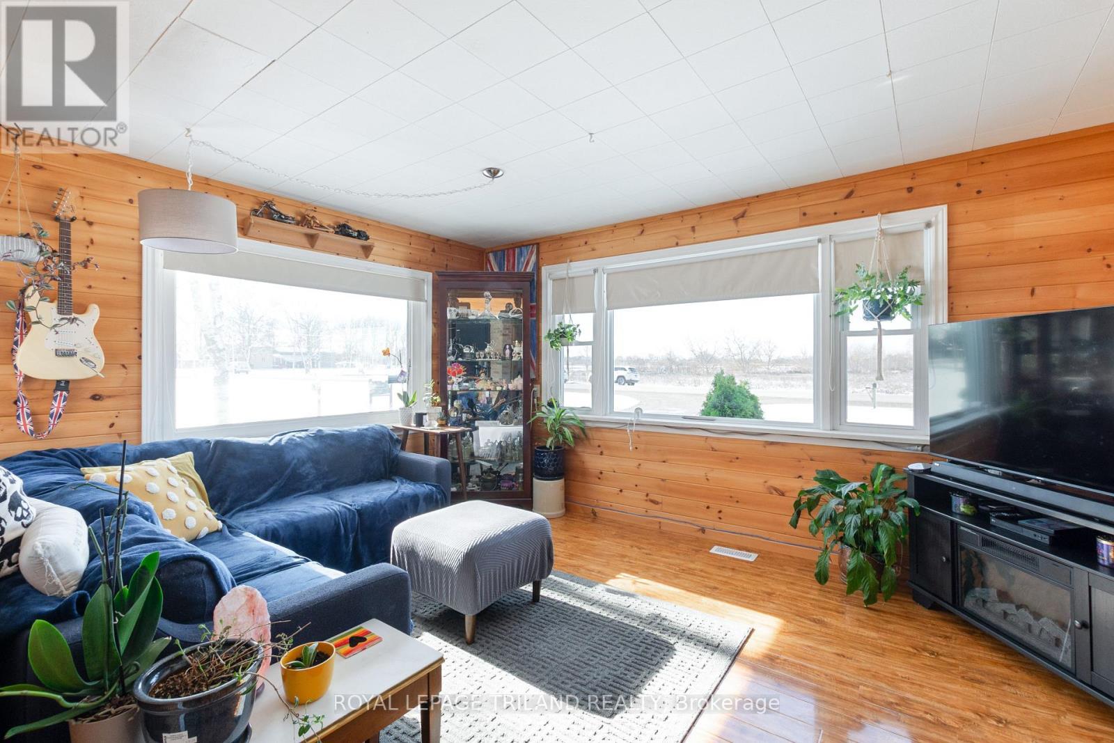 Ample Natural Light - 9664 Belmont Road, Central Elgin (New Sarum), ON - Indoor Photo Showing Living Room