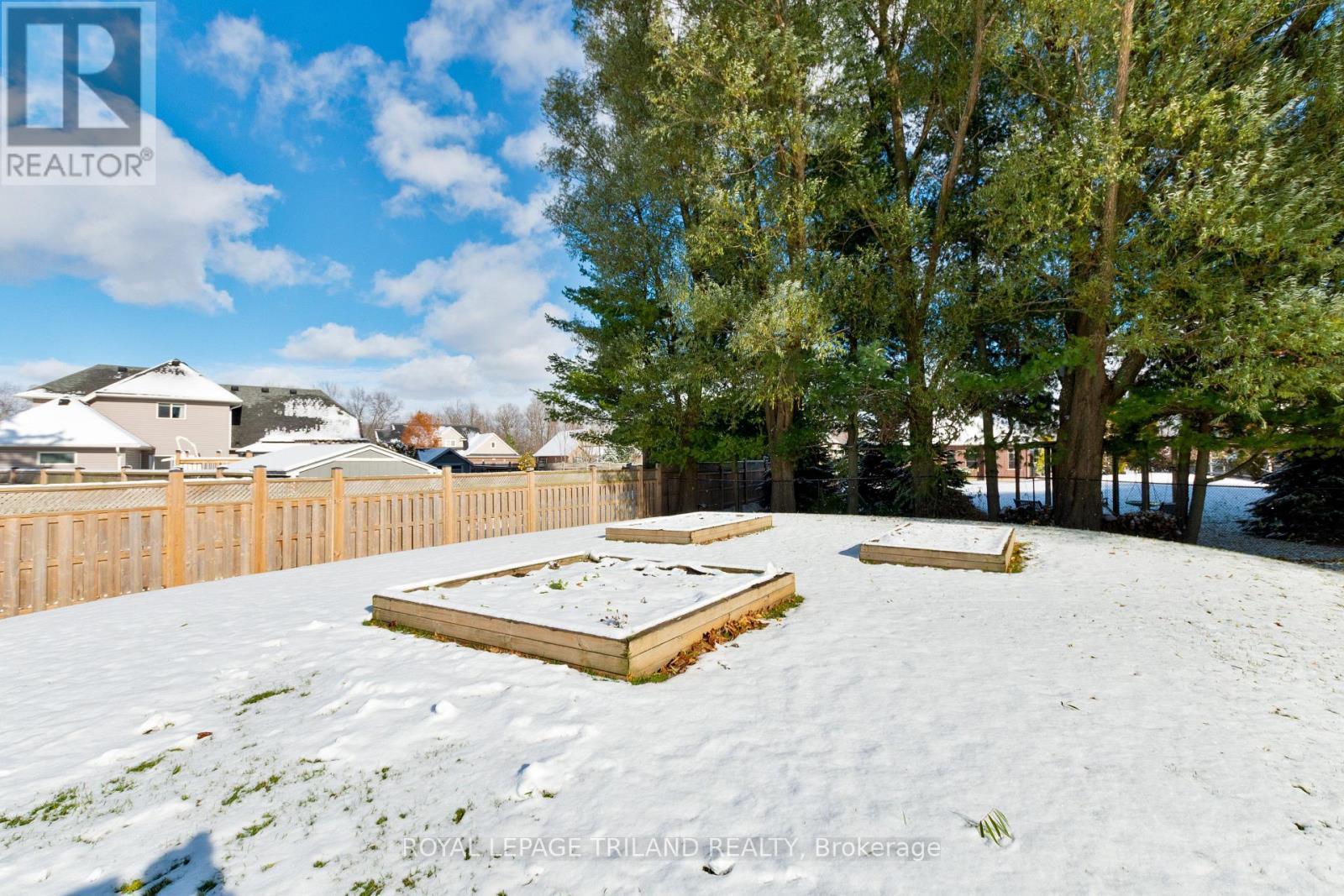 Raised Garden Beds - 9664 Belmont Road, Central Elgin (New Sarum), ON - Outdoor