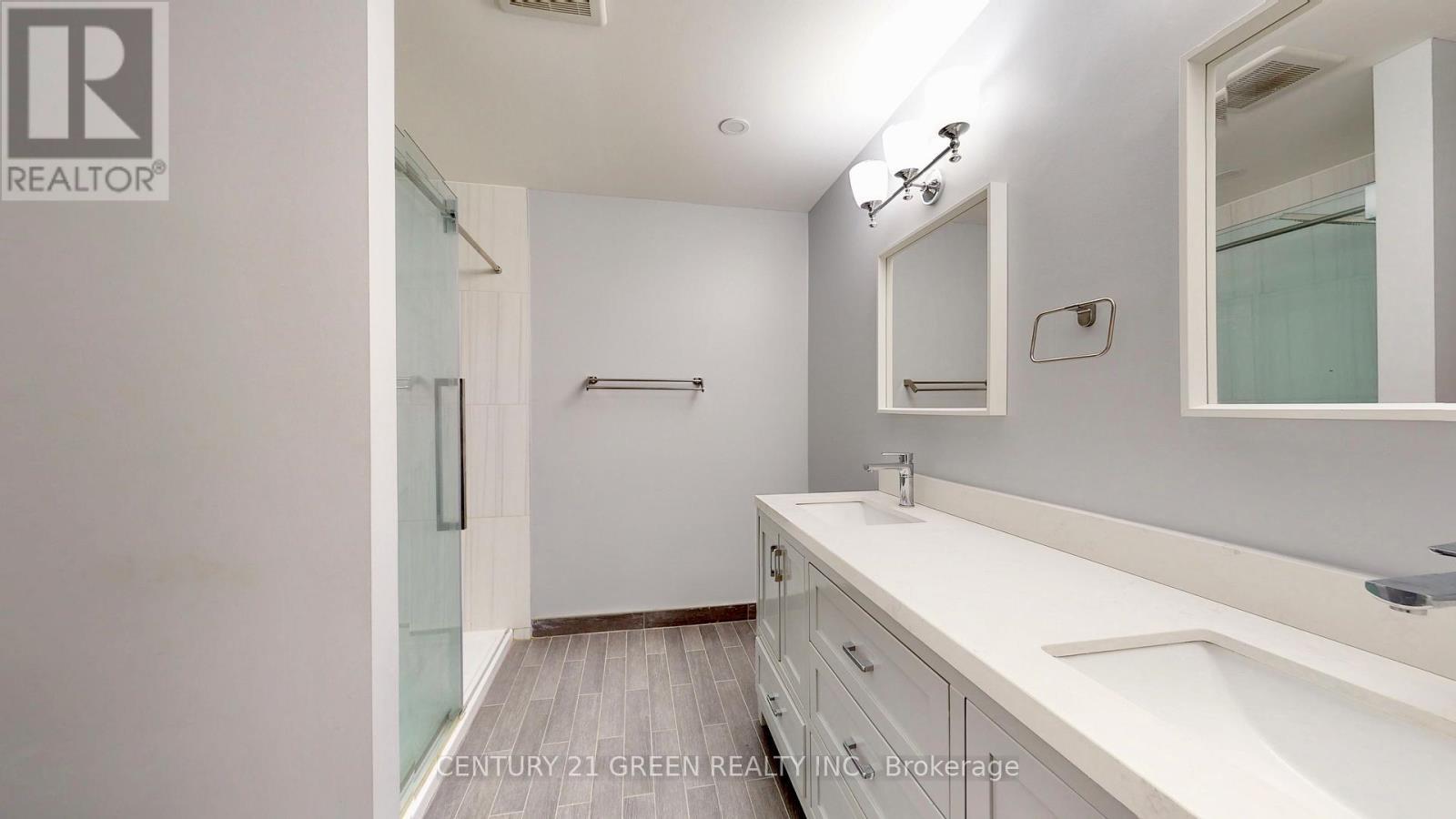 6991 Roundwood Court, Mississauga, ON - Indoor Photo Showing Bathroom
