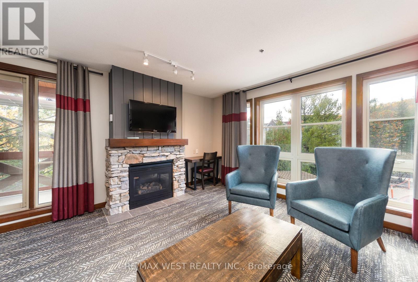 Living room - 232 - 152 Jozo Weider Boulevard, Blue Mountains, ON - Indoor Photo Showing Living Room With Fireplace