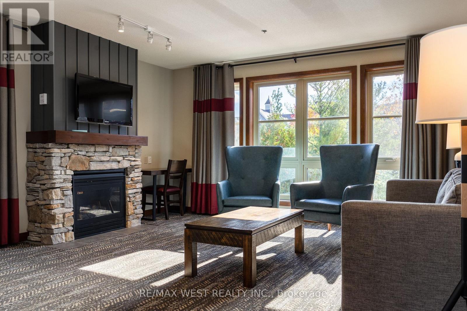 Living room - 232 - 152 Jozo Weider Boulevard, Blue Mountains, ON - Indoor Photo Showing Living Room With Fireplace