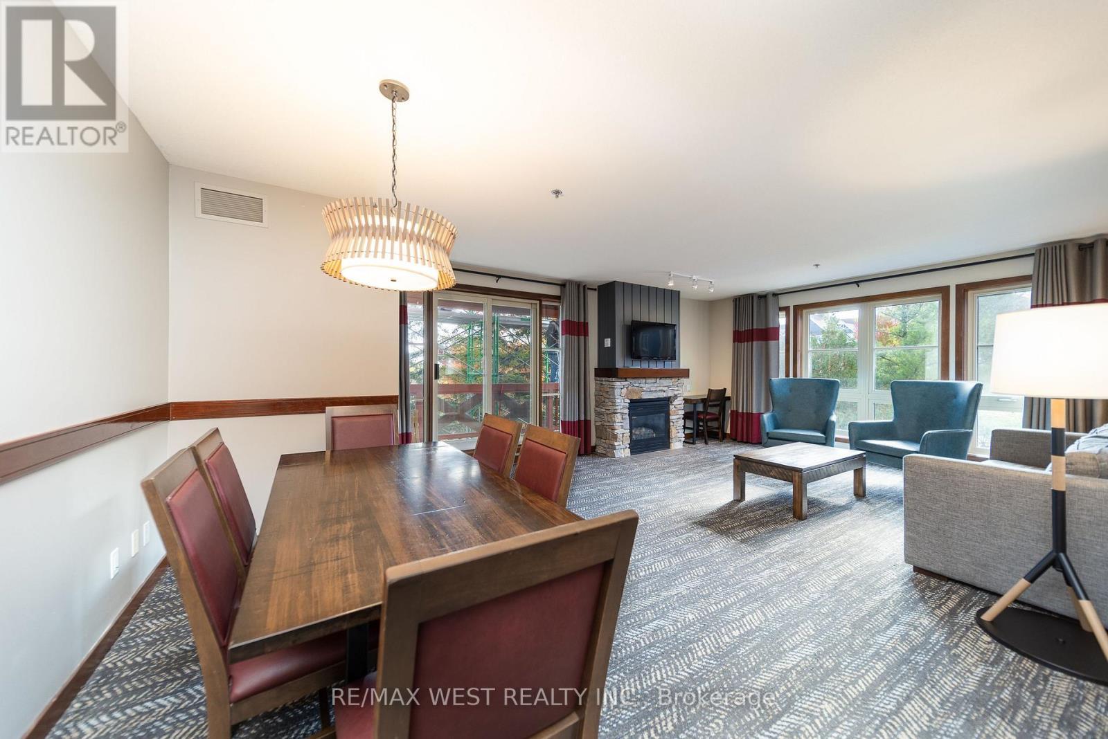 Dining room - 232 - 152 Jozo Weider Boulevard, Blue Mountains, ON - Indoor With Fireplace