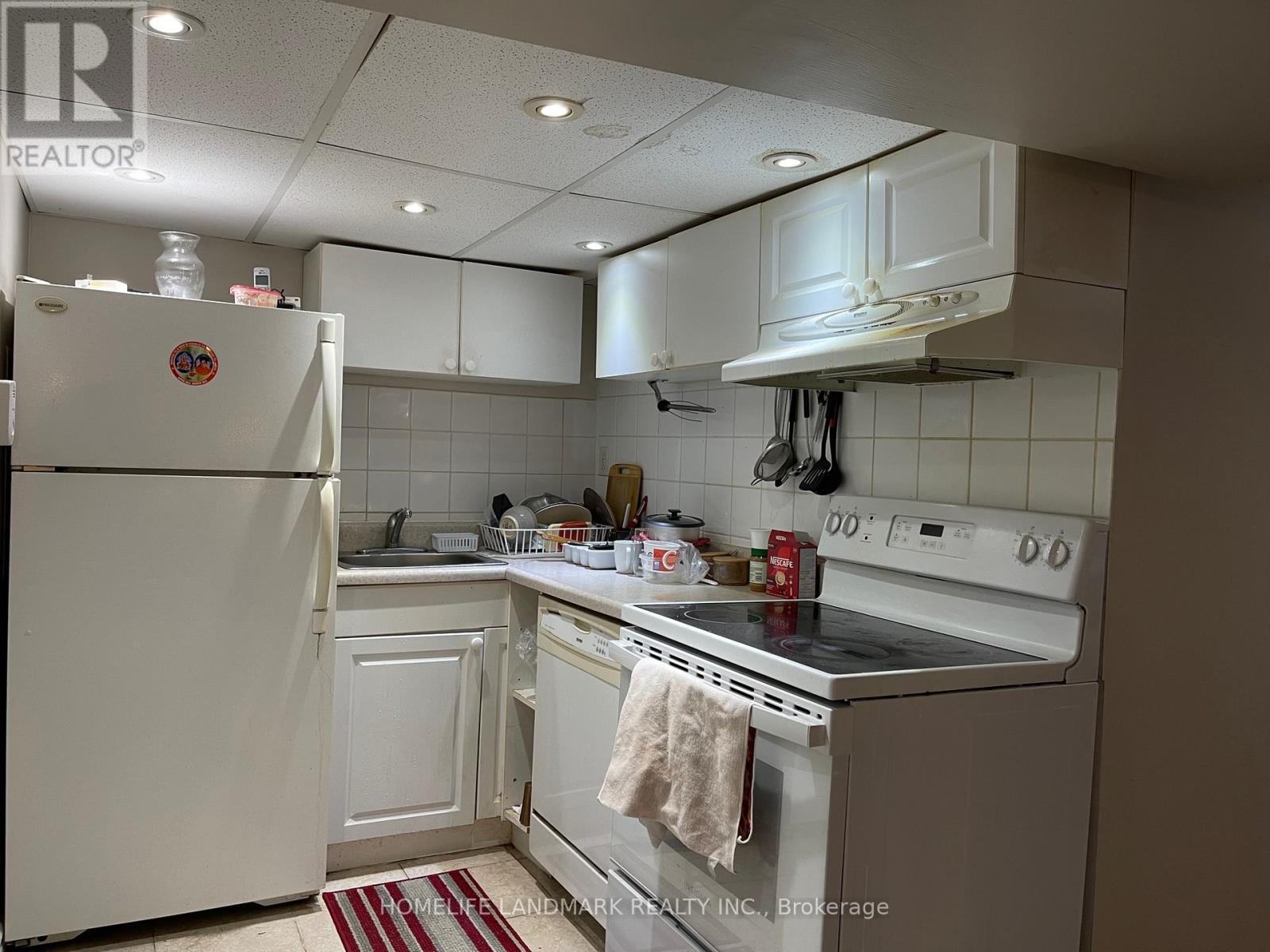 Bsmt - 31 Compton Drive, Toronto, ON - Indoor Photo Showing Kitchen