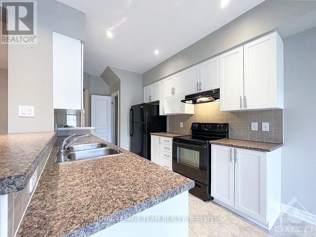 1070 Ottenbrite Crescent, Ottawa, ON - Indoor Photo Showing Kitchen With Double Sink