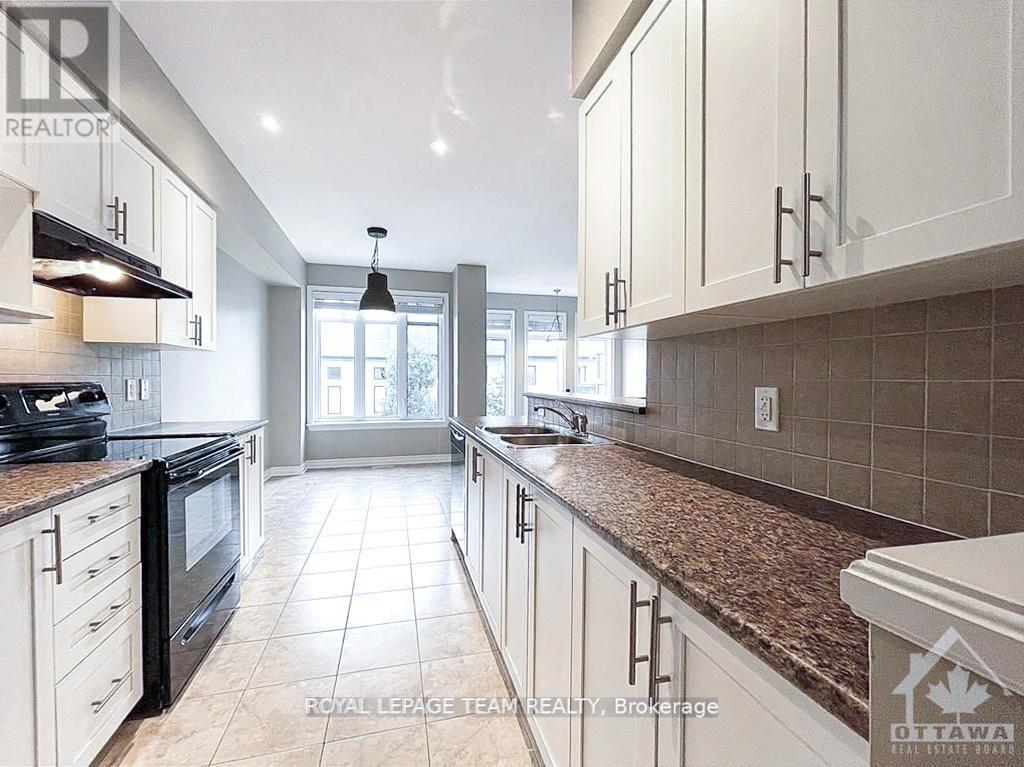 1070 Ottenbrite Crescent, Ottawa, ON - Indoor Photo Showing Kitchen With Double Sink
