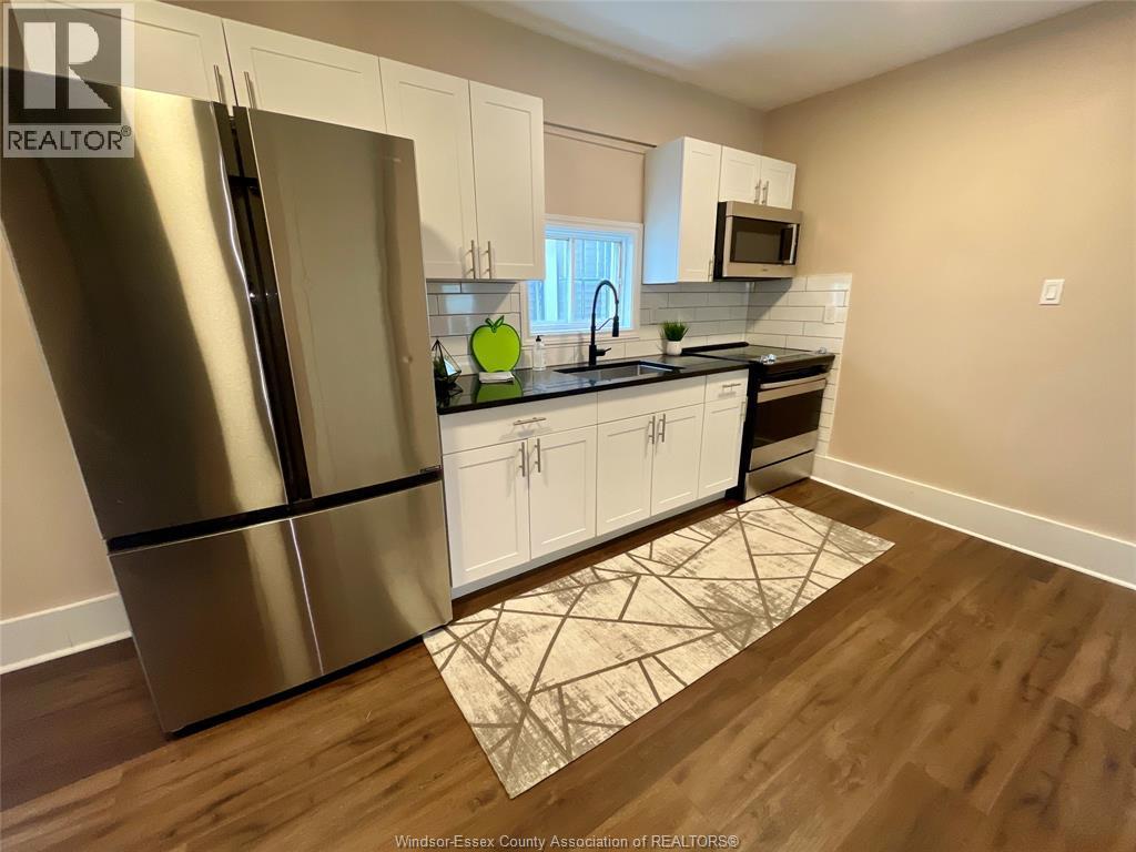 1106 Moy, Windsor, ON - Indoor Photo Showing Kitchen