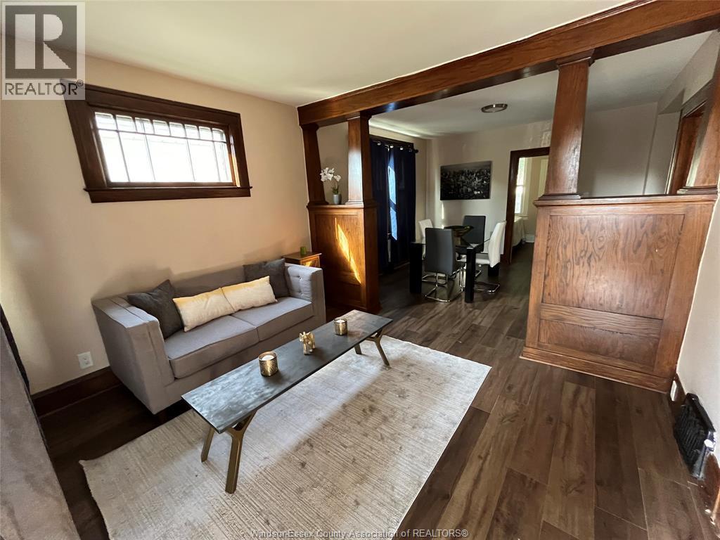1106 Moy, Windsor, ON - Indoor Photo Showing Living Room